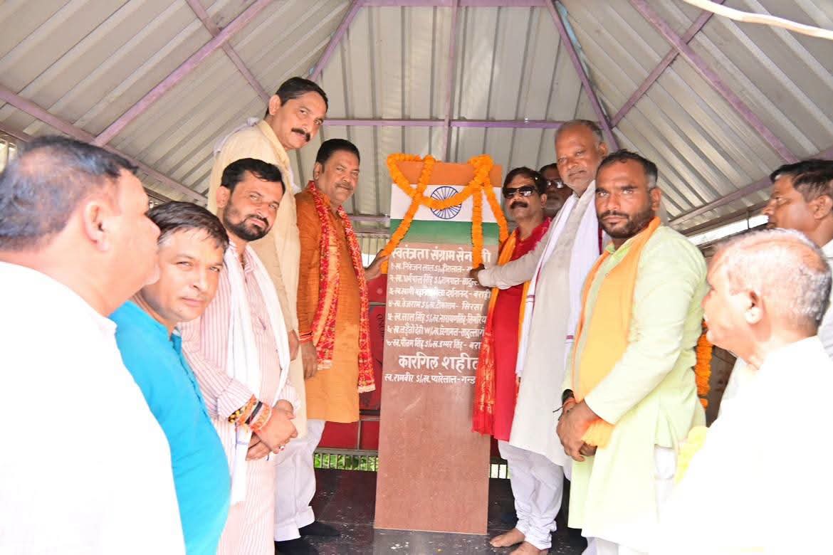 शहीदों को नमन कर दातागंज विधायक राजीव कुमार सिंह ‘बब्बू भैया’ ने चलाया स्वच्छता अभियान