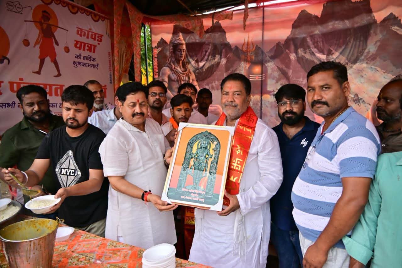 कांवड़ सेवा में नजर आए विधायक बब्बू भैया, शिव भक्तों की सेवा में बांटे फल-जल और दवा