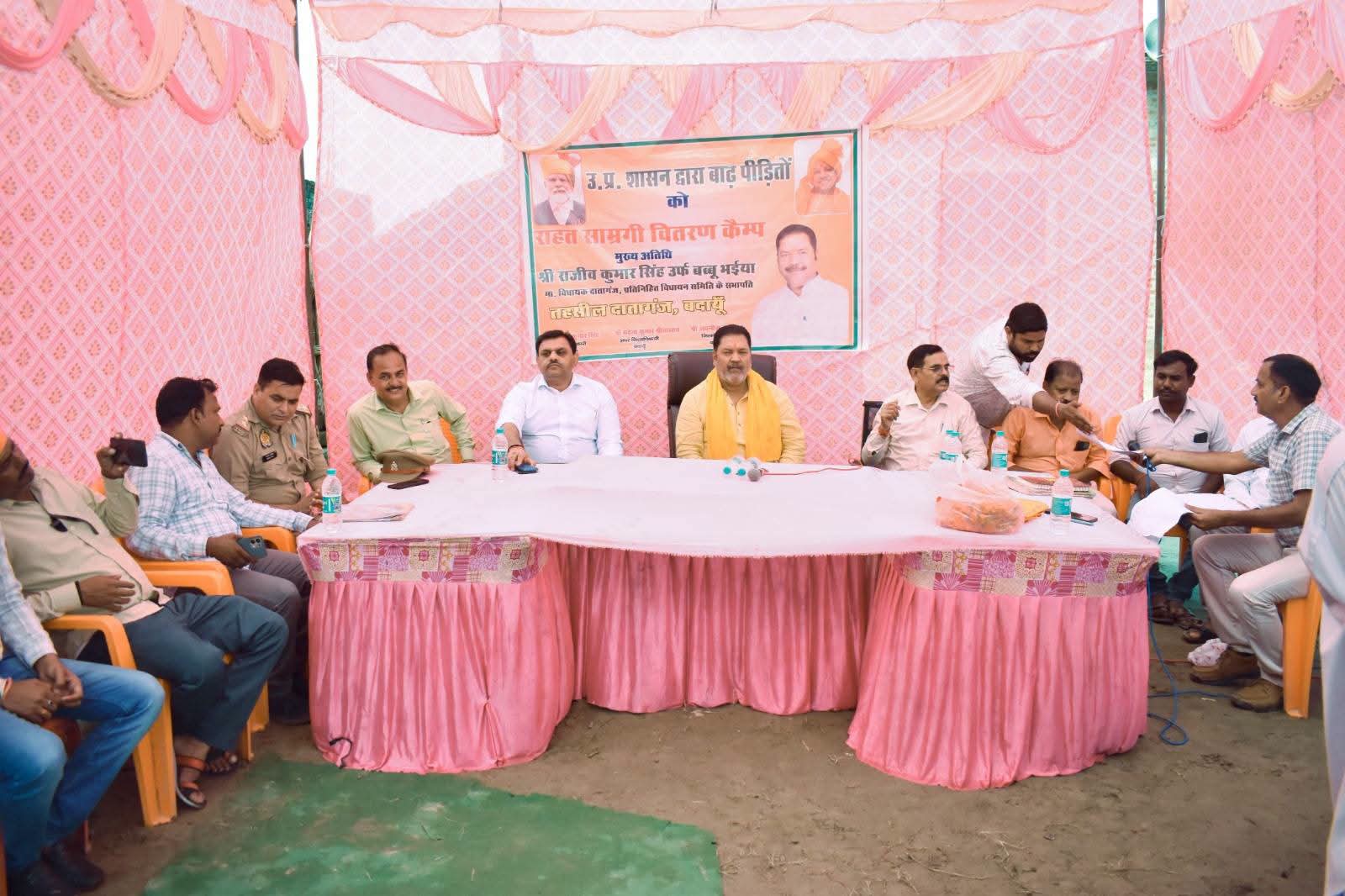 बाढ़ प्रभावित गांवों में पहुंचे राजीव कुमार सिंह उर्फ बब्बू भैया, 750 राहत किट का वितरण