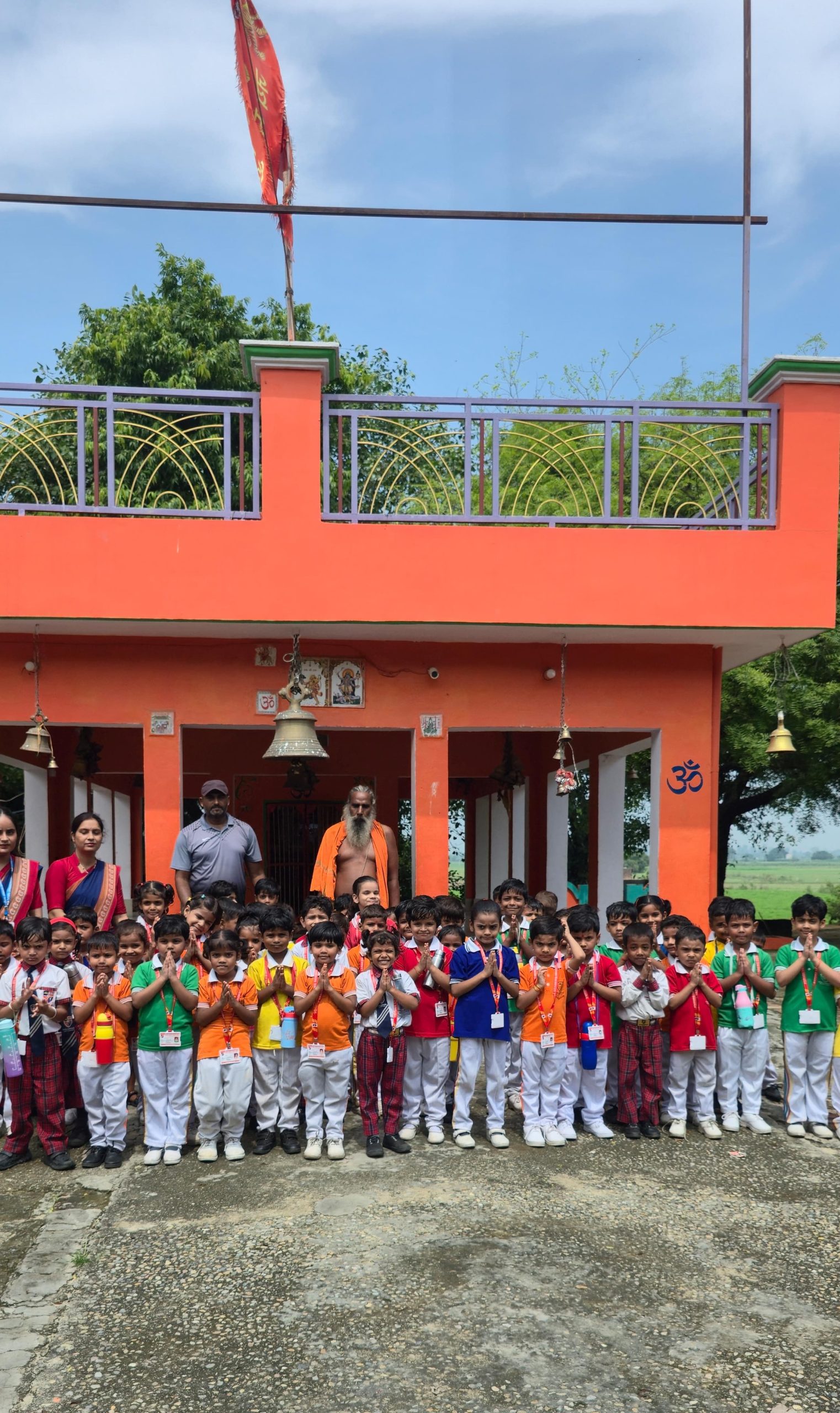 फ्यूचर लीडर्स स्कूल के नन्हे विद्यार्थियों का शैक्षिक एवं आध्यात्मिक भ्रमण