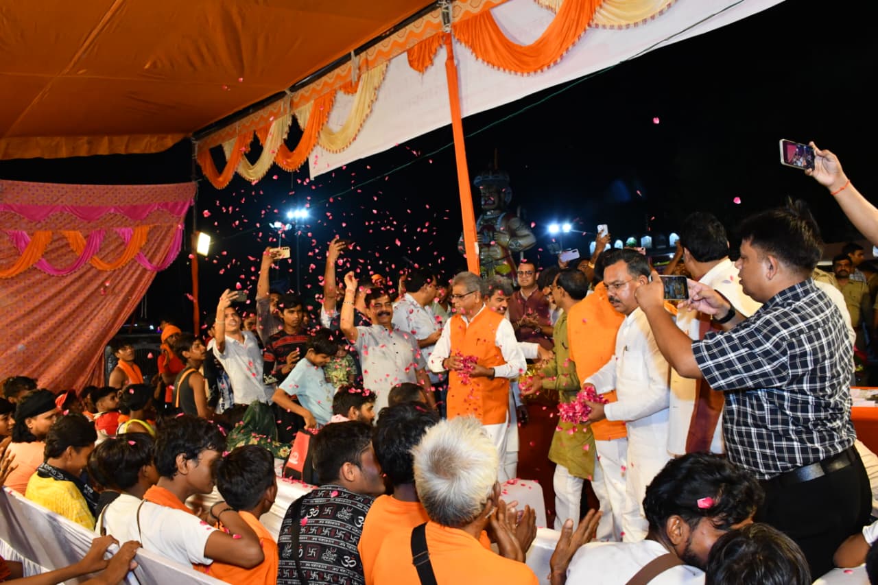 कांवड़ियों पर की जाए अधिक से अधिक पुष्पवर्षा