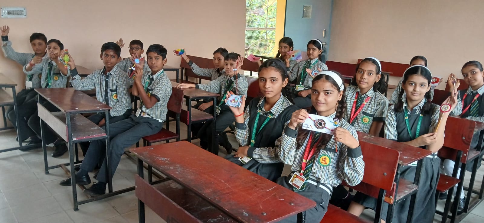 बिसौली। एस.डी.बी. पब्लिक स्कूल में राखी बनाओ प्रतियोगिता
