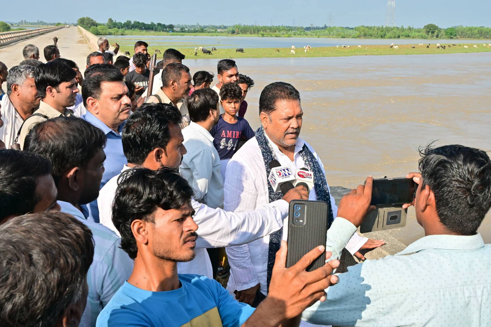 चकबा में कटान रोकने को प्रशासन ने तेज किए राहत कार्य, विधायक बब्बू भैया ने किया स्थलीय निरीक्षण
