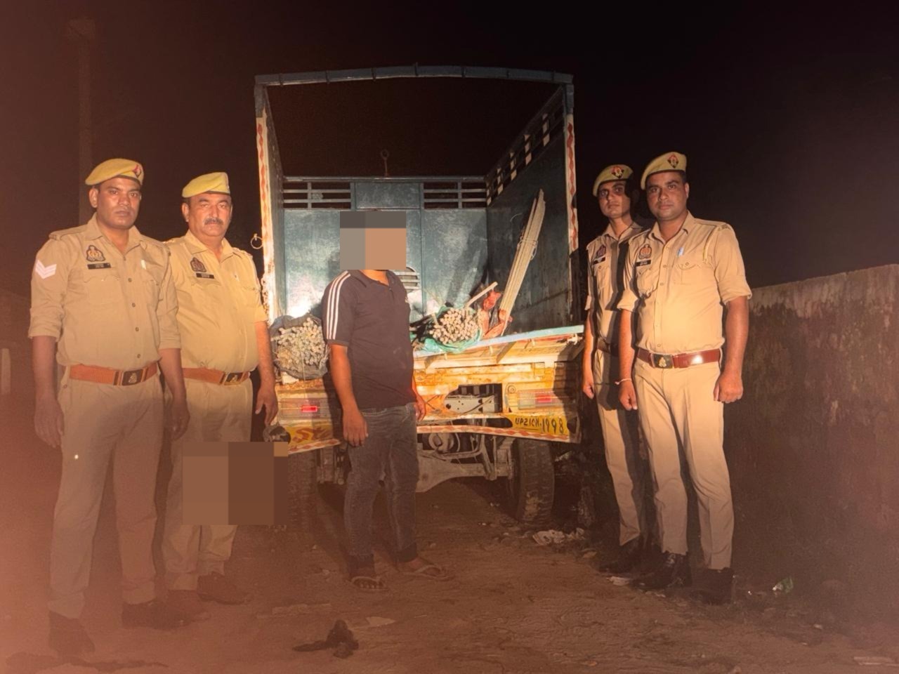 खेत से बिजली तार चोरी करने वाला आरोपी गिरफ्तार, 10 कुंतल तार और मैजिक बरामद
