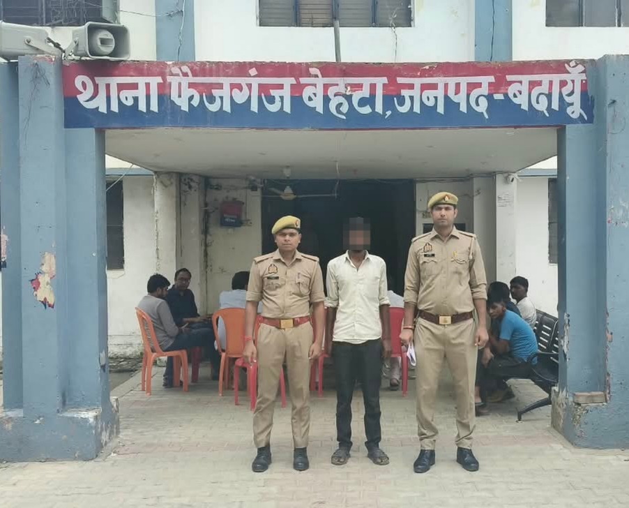 फैजगंज बेहटा पुलिस ने वारंटी अभियुक्त को घर से किया गिरफ्तार