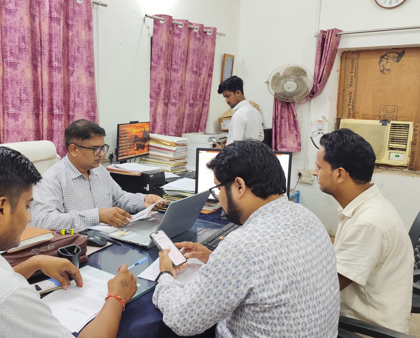 नरेंद्र चौधरी ने विभाग के अधिकारियों के साथ समीक्षा बैठक