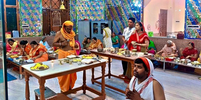 उझानी में जैन मंदिर में गूंजे भक्ति के स्वर, विधान पूजा में उमड़े श्रद्धालु।