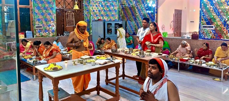 उझानी में जैन मंदिर में गूंजे भक्ति के स्वर, विधान पूजा में उमड़े श्रद्धालु।